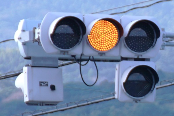 赤信号で矢印信号が「←↑→」、なぜ「青」にしない？ 交通管理上のメリットとは乗りものニュース