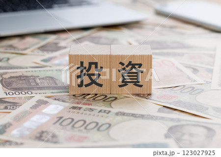 フリーイラスト日本の紙幣と硬貨のお金のセットと1ドル札でアハ体験GAHAG著作権フリー写真・イラスト素材集 - GAHAG著作権フリー写真・イラスト素材集