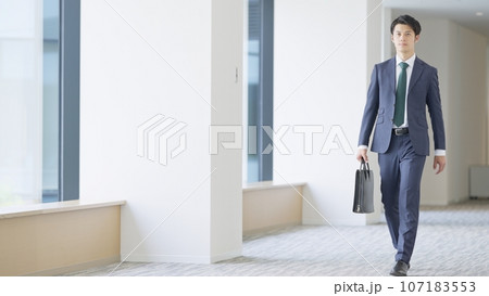 GOODポーズする男性 50代ビジネスマン 無料イラスト素材Good