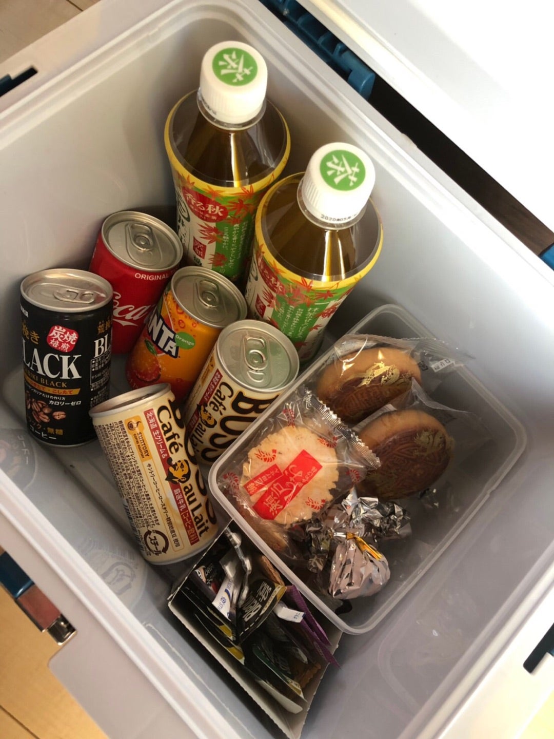 まぁそうゆう日も多々😌💗 型枠大工 型枠大工の日常大阪 堺 型枠大工カッコイイ 職人 職人の日常 現場 建設会社 仕事風景 高卒 休憩中 休憩タイム 差し入れ