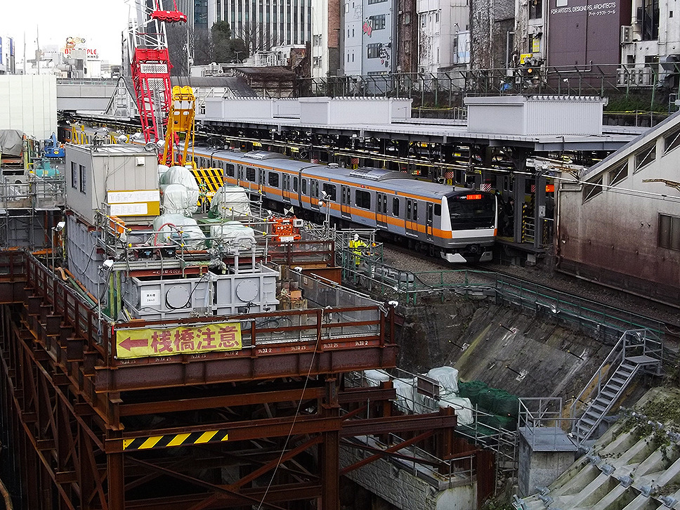 御茶ノ水駅改良工事、消えた聖橋口へむけて人工地盤を延ばすトラベラークレーンが出現コラム鉄道チャンネル