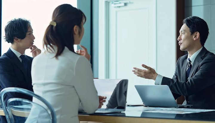 派閥や仲間意識のメリットとデメリット：組織における影響を考えるAI8 ight Lab