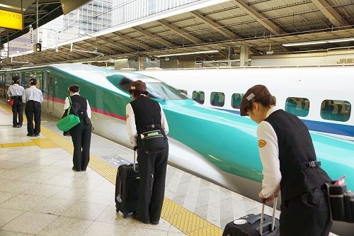 新幹線は花嫁” 車内整備の達人「エクスプレスドレッサー」、その名に込められた思い - TRAICY トライシー