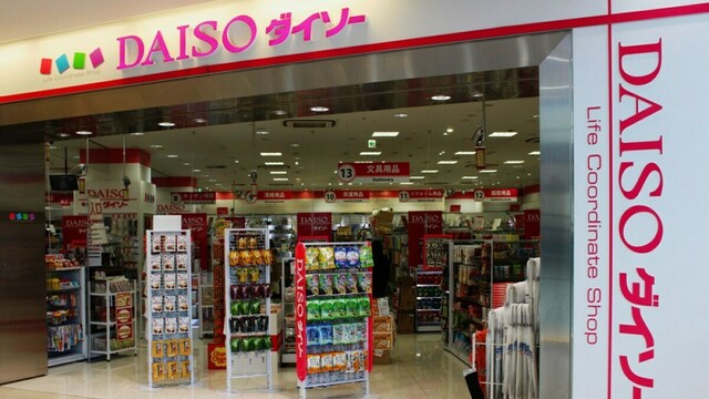 セリアの ＼スキージー水回りの掃除に大活躍！ 洗面所やキッチンシンクの水切りに 使える♪ @abneii_home さんのPostです。＝＝＝＝＝ セリアさんに便利な水切りワイパー が登場！ ブラシも付いているので 洗面台やキッチンの水垢掃除におす すめです。 水切りを習慣