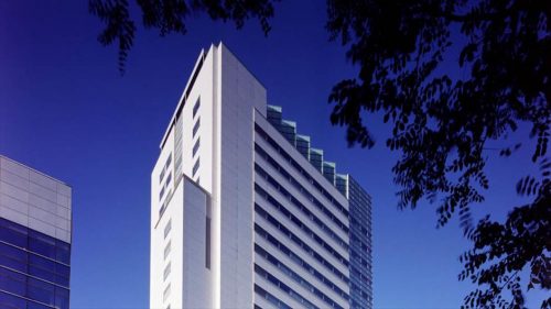 バンコク、タイ - 2017年12月22日:ユニリーバハウス本社ビル。ユニリーバは、夕暮れ時にタイの主要な消費者製品メーカーですの写真素材・画像素材Image 104689086