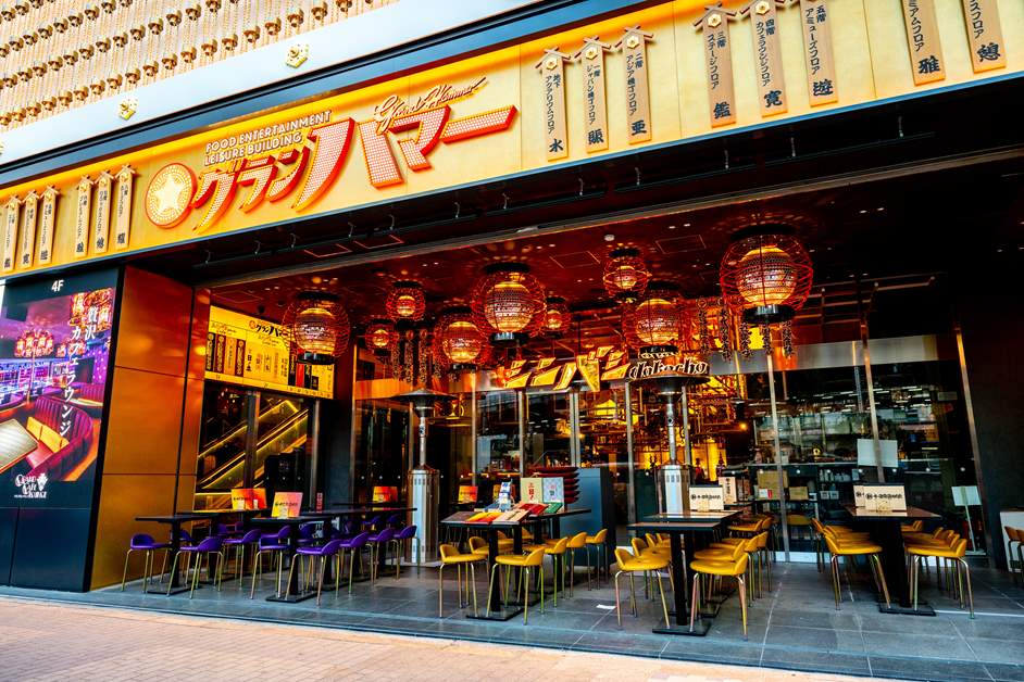 新橋の駅チカビルの地下に広がる居酒屋街を飲み歩くさんたつ by 散歩の達人