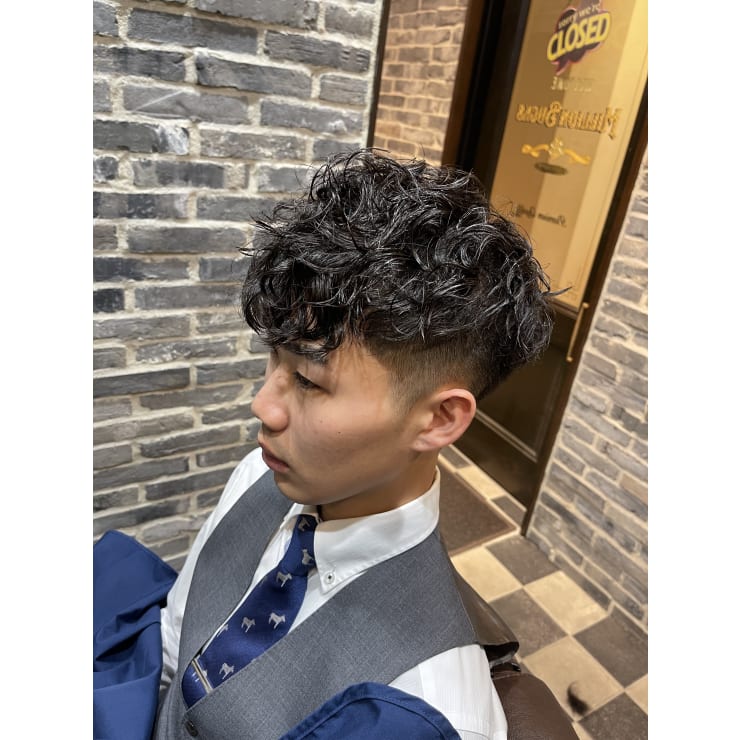 スペインカールパーマでビジネスマンのヘアスタイルを決める