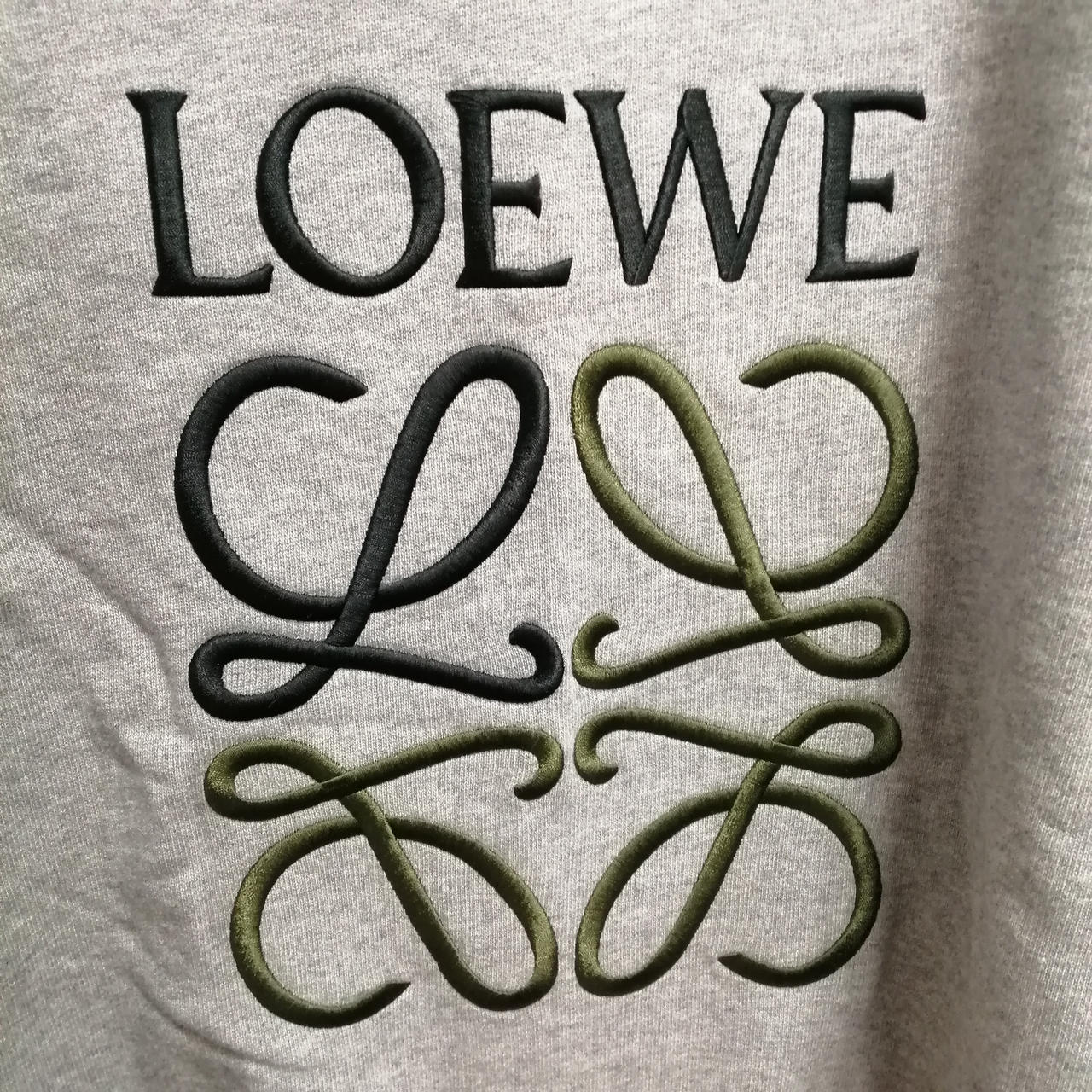 ロエベが手仕事にこだわる理由 クラフトの動画には「若い世代が注目」 - 日本経済新聞