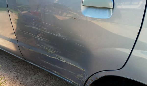 車の擦り傷や車を擦った修理代。こすり傷も保険で補償？チューリッヒ