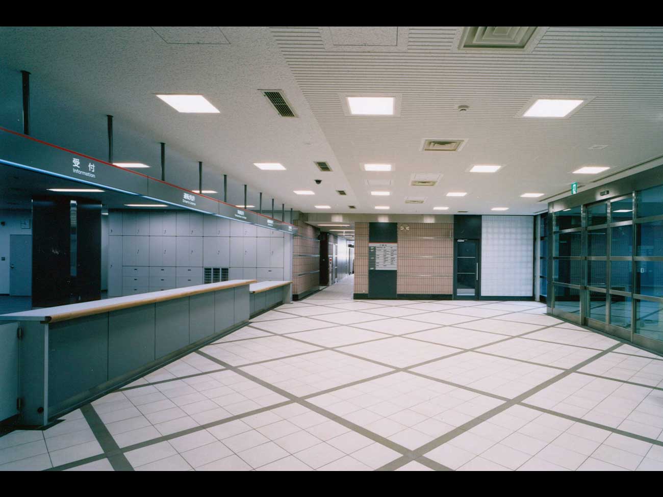 アーカイブされた写真・日本最初のステンドグラス職人、別府七郎の作品だった 42ウェイバックマシンにアーカイブされている写真をpostします20年前に始めたヤフーブログ ５年前に閉鎖 の古いページから選択してpostします 第４２回目は４代目警視庁本部庁舎 ・近代建築