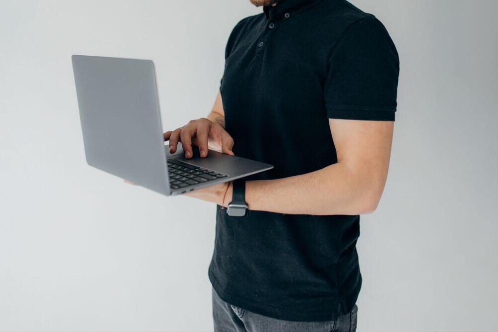 ネイビーポロシャツ×黒スラックス biz20ss_4302