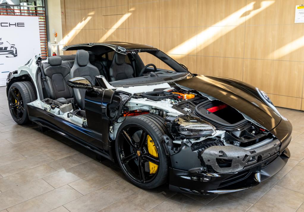 未来っぽさがやばい！ 車内が超カッコいいモデルSとタイカンを画像で比べてみた 画像ギャラリー No.5特集 MOTA