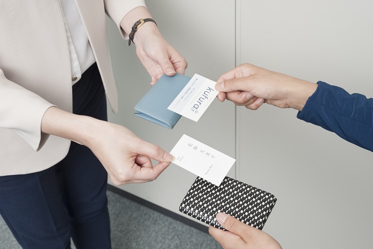 パール に 輝く 名刺 ミニマルデザイン！ 縦型 表縦書き 名刺 オーダー 名入れメッセージカード conidesign 通販16438086Creema クリーマ