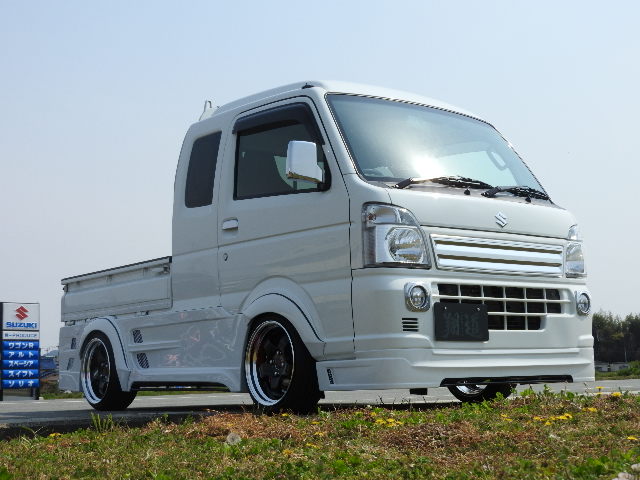 意外と快適?! やっぱり不便?! 5速MTの軽トラ「スズキ・スーパーキャリイXリミテッド」をトランポ＆ファミリーカーに使ってみた│WEBヤングマシン新車バイクニュース