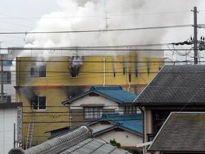 警察は、AGOビル火災の原因を見つけるために犯罪現場を手配し