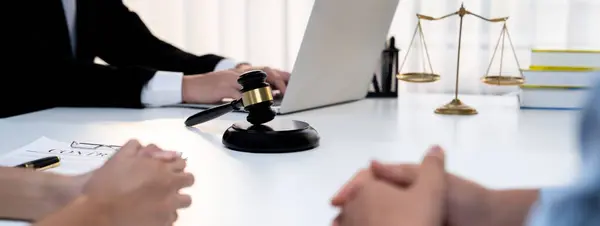 170点を超える弁護士 日本人のイラスト素材、ロイヤリティフリーのベクター素材グラフィックスとクリップアート - iStock法律, 裁判, 法廷