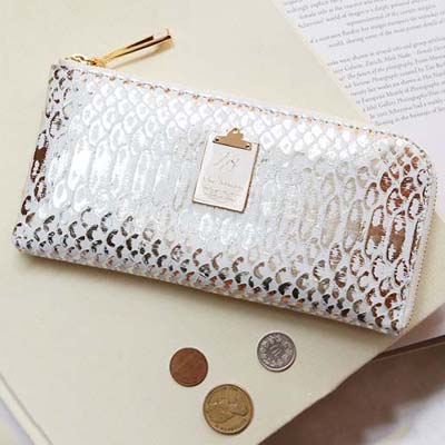 ベージュ財布」は大人女性にぴったり。風水的にもおすすめの今年の財布を見つけようキナリノ