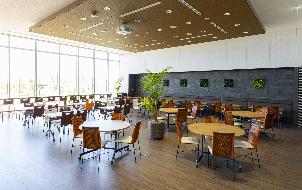 食堂のリニューアルで、外国人従業員も利用しやすい食堂を実現浜松オフィスづくり.com