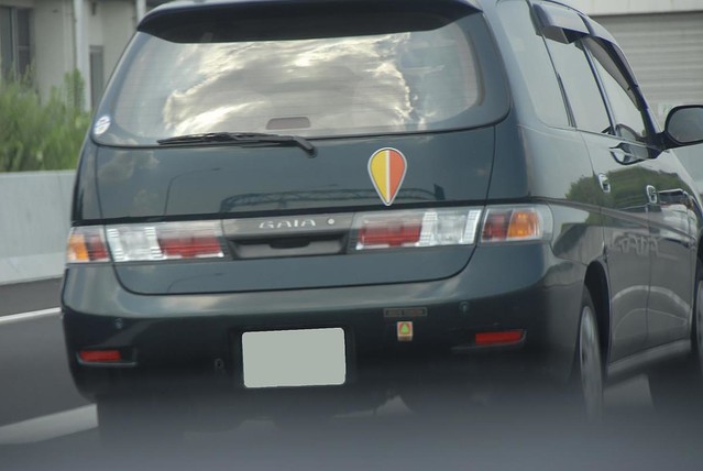 認知度が低いクルマの「蝶の標識」！ 大切なその意味とはAUTO MESSE WEB オートメッセウェブ～カスタム・アウトドア・福祉車両 ・モータースポーツなどのカーライフ情報が満載～