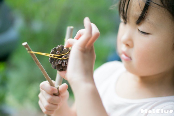 自然のおもちゃ！ Y字の枝でゴムパチンコの作り方切るを楽しむアルスコーポレーション株式会社