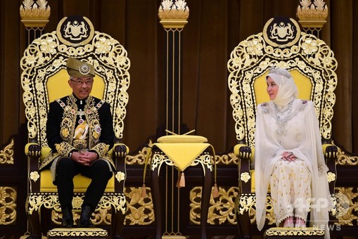 クアラルンプールにあるイスタナネガラ 王宮 、マレーシアの国王の居住地です。2011年にこの地に新設されました。門の前までは観光客でも自由に見学できるので、写真撮影する観光客が沢山集まっています😉📍イスタナネガラ Istana Negara 3枚目の写真は2010年。建築中の