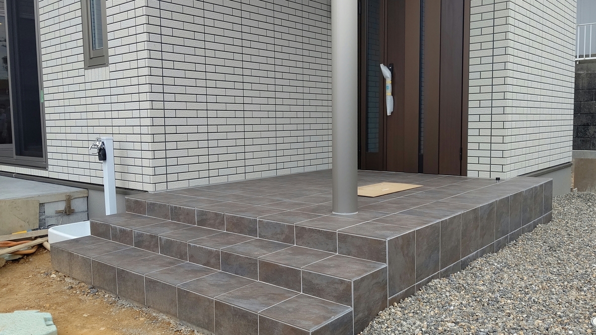 Web内覧会 ハイムBJの玄関扉と玄関ポーチと玄関タイル - 玄関