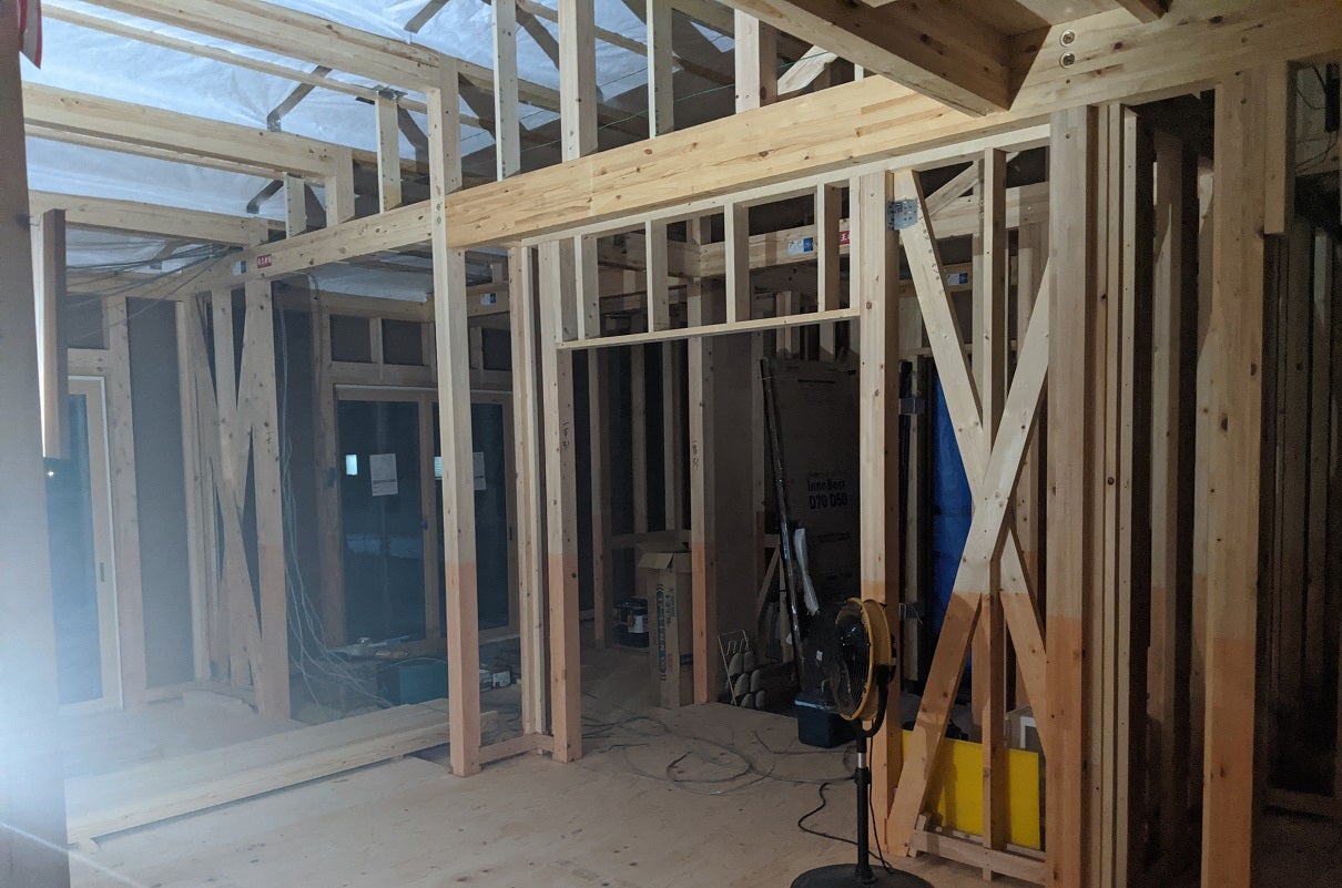 新居の建築中に差し入れしたモノ2020年にイシンホームで平屋を建築、電気の自給自足と太陽光発電で設備の元を回収できるのか検証します