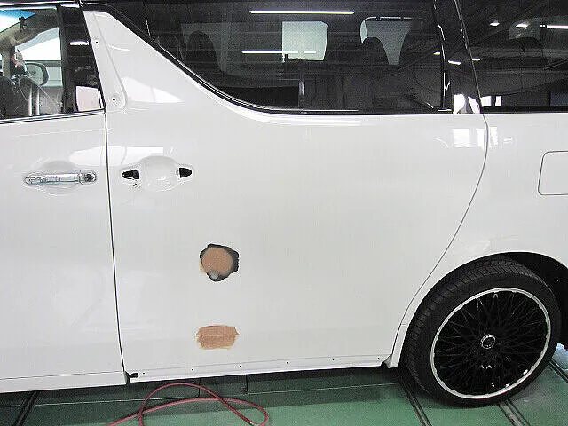 札幌板金塗装 トヨタ アクアクリア剥がれ運転席ハンドル交換、リヤスポイラー交換札幌市の板金塗装 キズへこみ事故車の修理