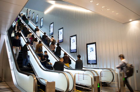 ., Hikarie , @shibuyahikarie_official , 渋谷ヒカリエ大型サイネージで放送中です♡, ヒカリエデッキ,昼、夜とステキなので, 渋谷へお越しの際は, 是非、わざわざお立ち寄り下さい🤭♡, Produced and edited@rina_sakunaga , 🎥@sakunagahironori , 👗@yoshico_kishimoto ,