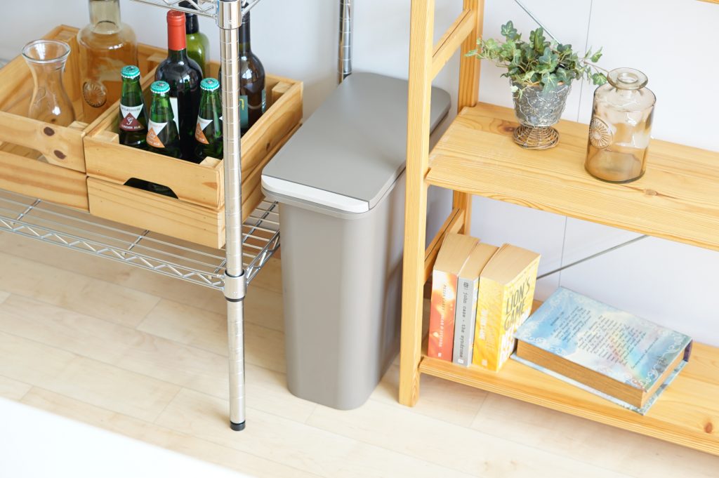 キッチンが狭くてゴミ箱が置けない問題を解決するアイデア7選 – ハウジ