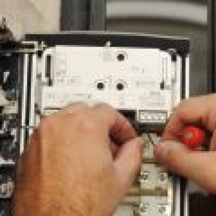 インターホンの配線工事。久留米市で配線剥き出しのインターホンの配線を修正電気工事ならDENKI110