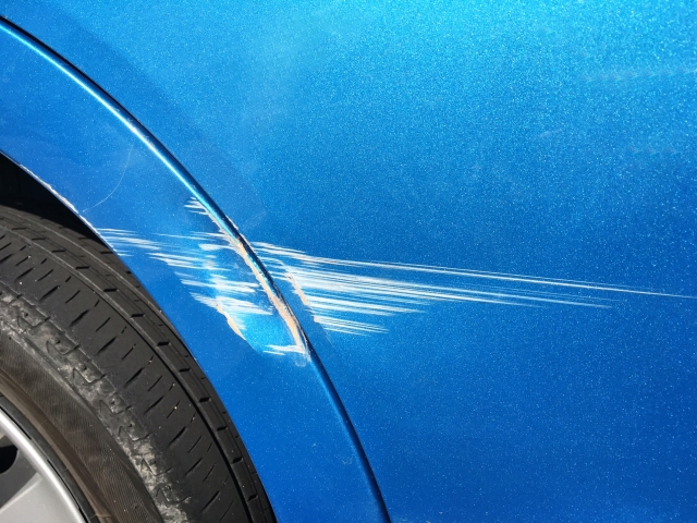 車を擦ったら修理は必要？修理方法や自分で修理する際の注意点を解説