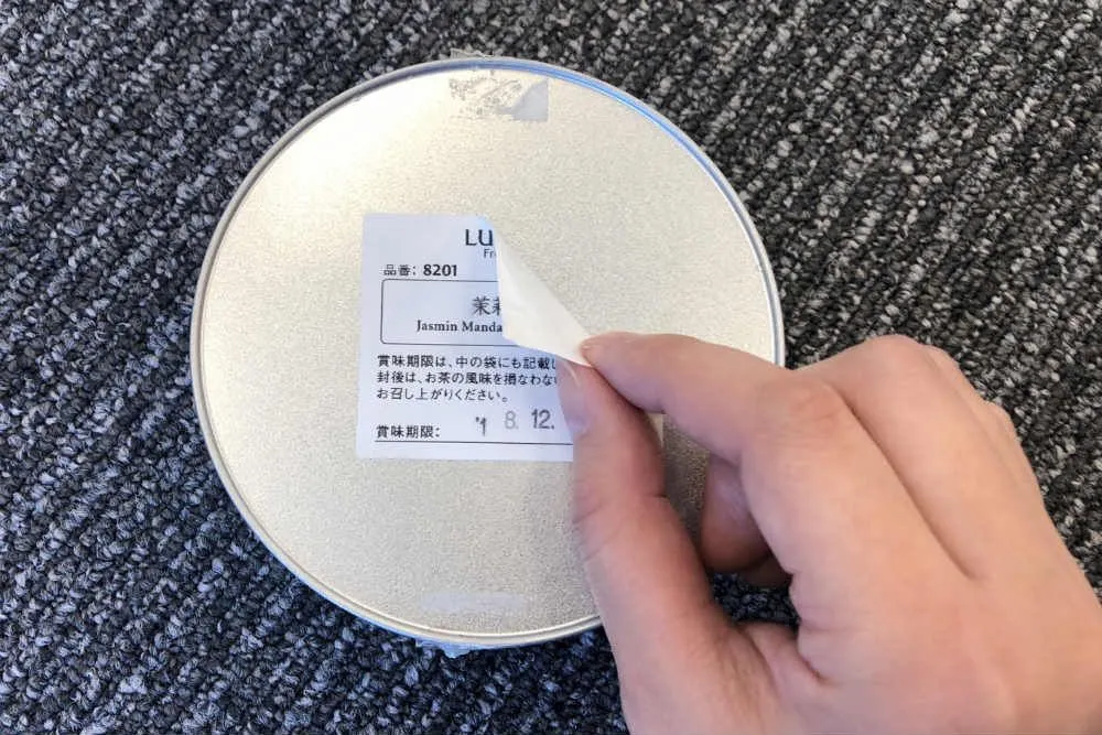 裏技 カチカチになった古いステッカーを「びろ〜っ」と剥がすカンタンな方法！│WEBヤングマシン新車バイクニュース