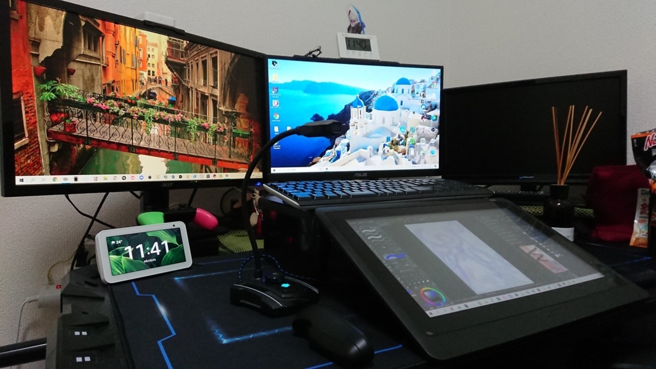 でっかい液晶ペンタブレットがあるデスク環境ディーン・ロウ