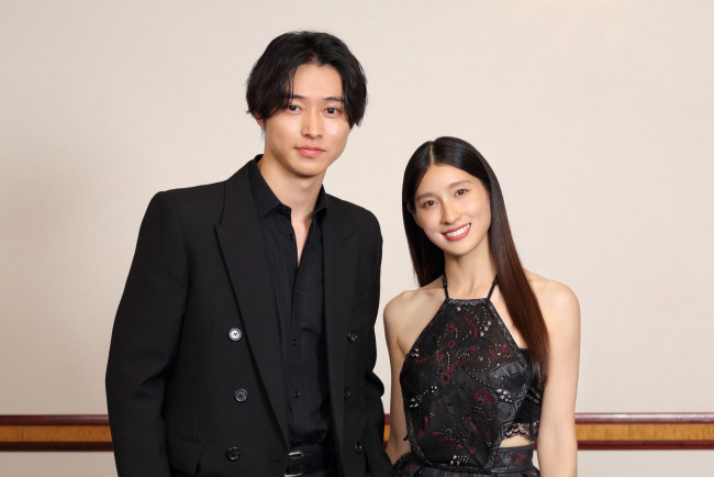 脚本＆主演：グレン・パウエル『ヒットマン』9月13日 金 公開決定！予告・ポスター・メイン写真解禁 - SCREENONLINE スクリーンオンライン