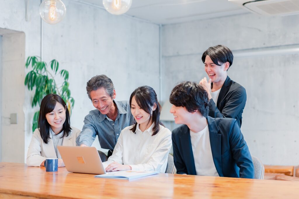 仲間」は英語でどう言う？ネイティブが使うナチュラルな表現を関連フレーズと共に紹介