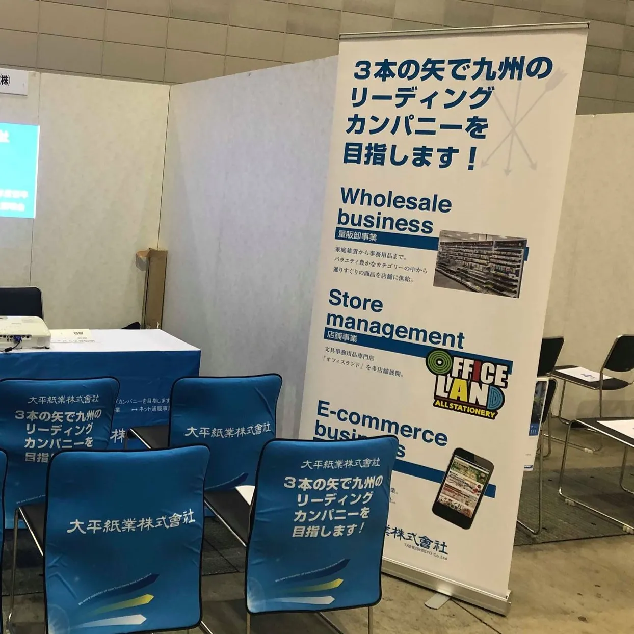 ロールアップ バナー - プルアップ バナー - 格納式バナー – Cusdisplay