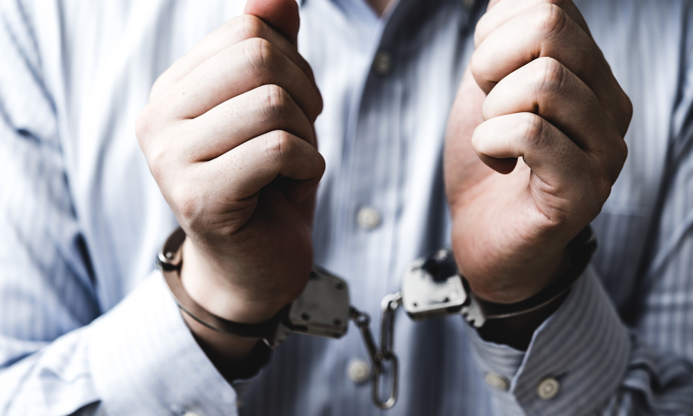 37歳の男性がヴァウ・イ・デジェス市役所前で殴打や硬い物で襲撃され、犯人の一人が逮捕された - ガゼタ・エクスプレス