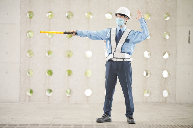 じつは「交通整理」はできない！ 約８割が70代の興味深き「交通誘導警備員」の実態GetNavi web ゲットナビ
