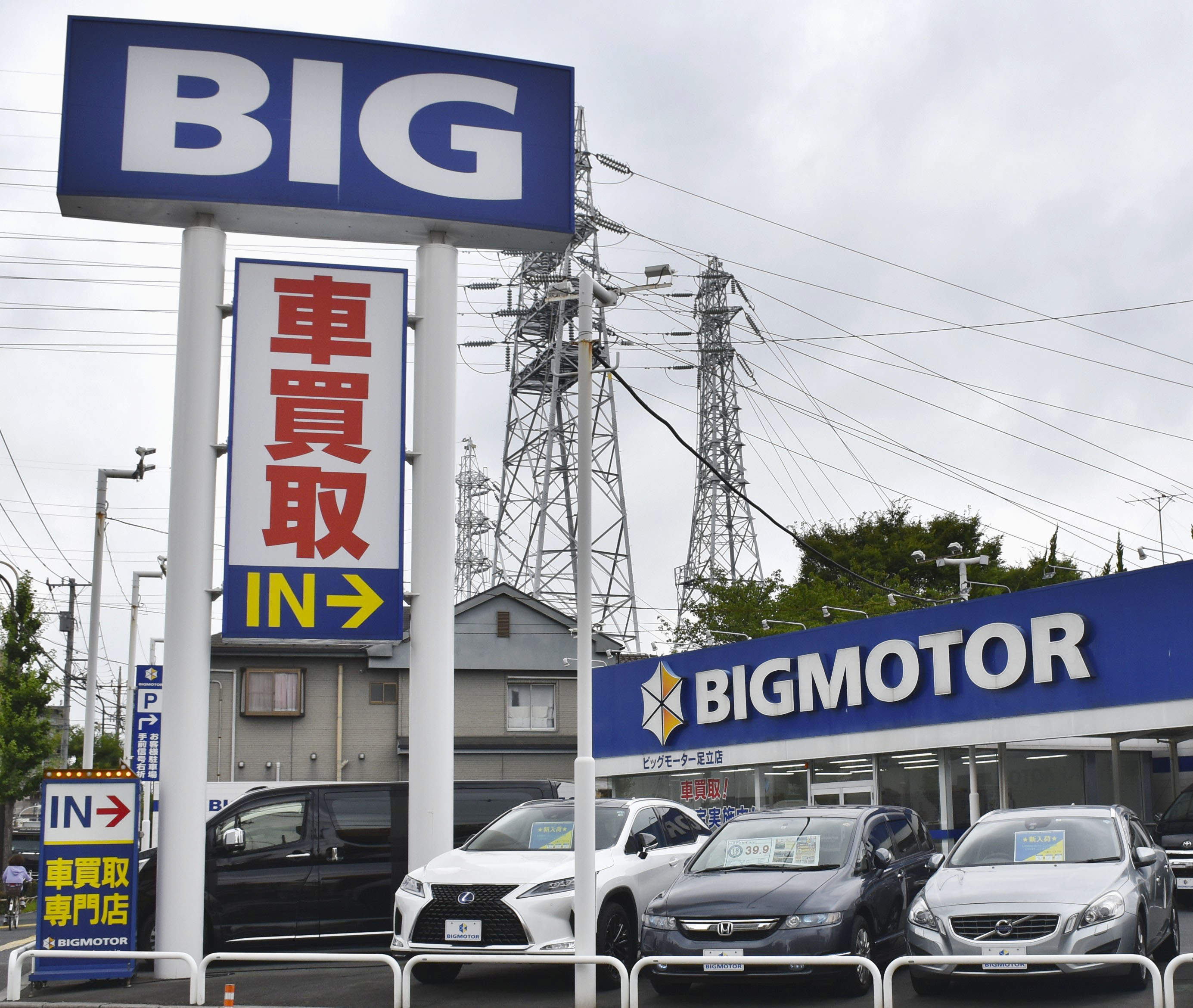 ビッグモーター前の植栽帯がコンクリートで覆われる 石川の店舗ビッグモーター問題 ：朝日新聞