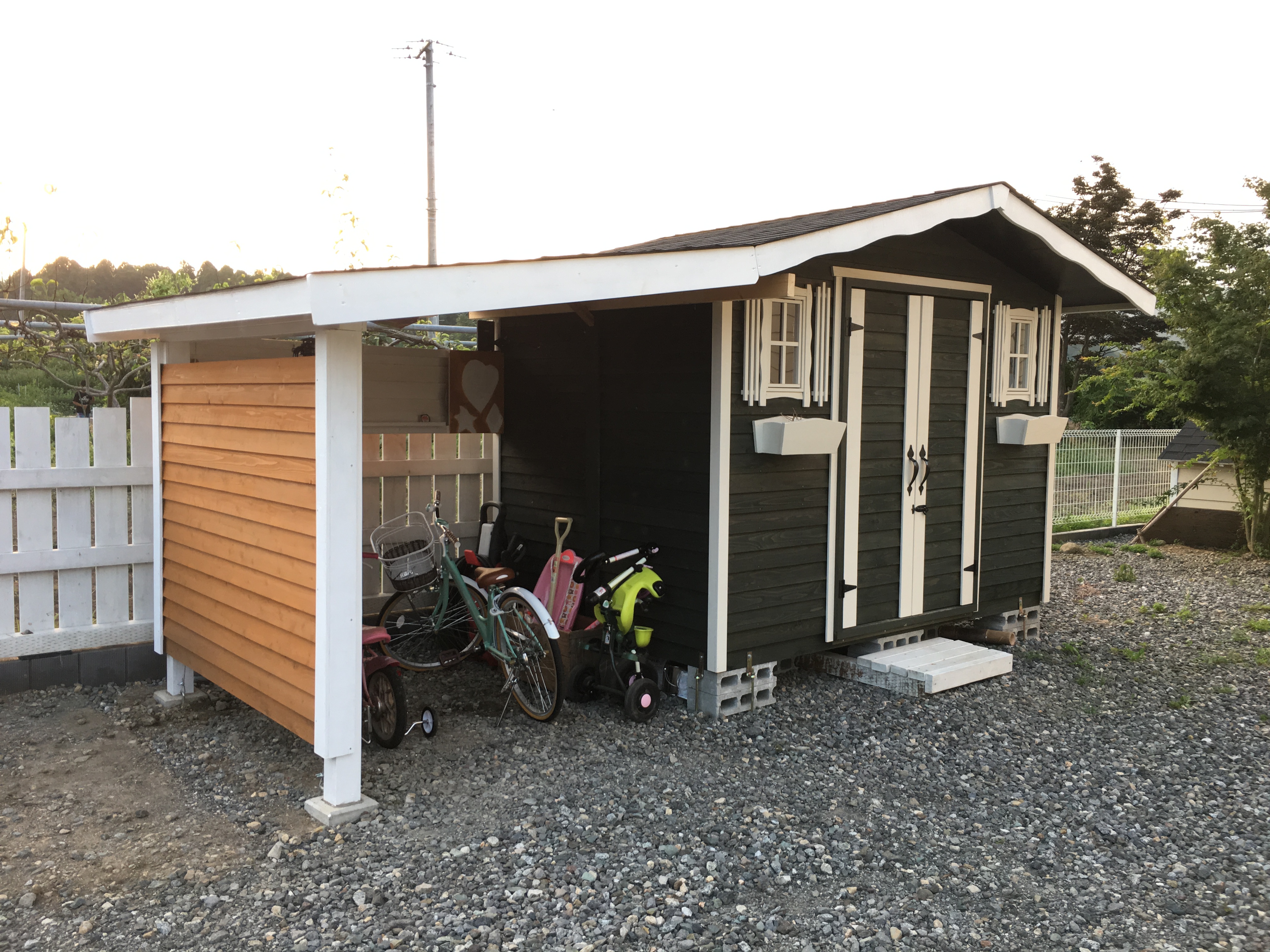 後付け可能な物置一体型の自転車置き場をご紹介！カラーバリエーション豊富でおしゃれ！アイディアいっぱいお庭ブログ