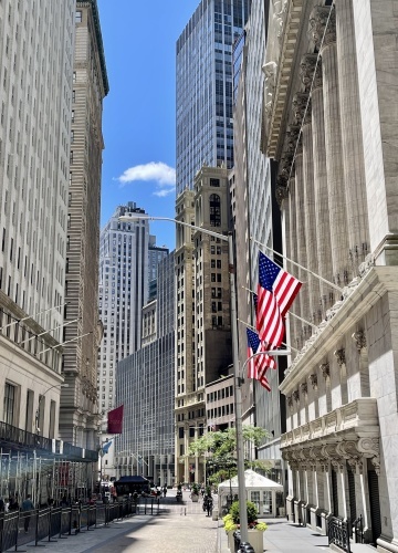 ニューヨーク・ウォール街と星条旗の写真素材FYI01259755ストックフォトの Qlean Market キュリンマーケット