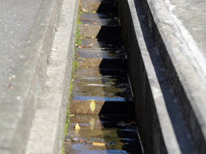 誰がやるの？ 側溝清掃のあれこれを解説します！お住まいのクリーニングならFACE ACT