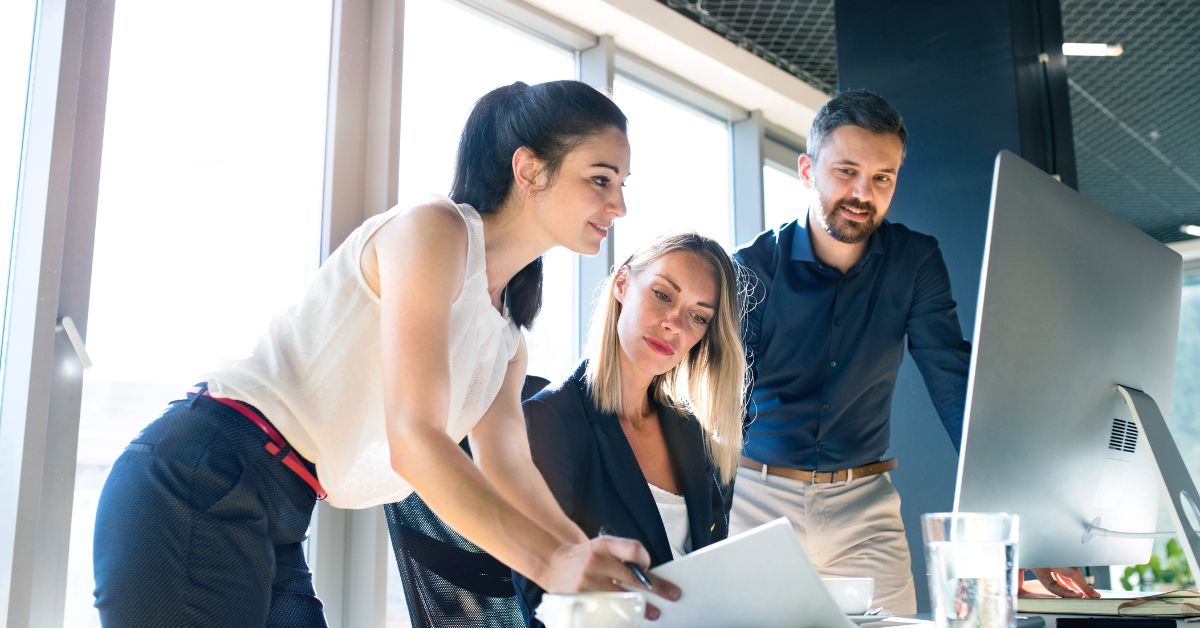 返信用封筒・ハガキの書き方まとめ〜「行」「宛」縦書き・横書きでの文字の消し方 二重線は縦横斜め 「様」「御中」の書き方と区別 差出人名書き方 封の〆は必要？これからの
