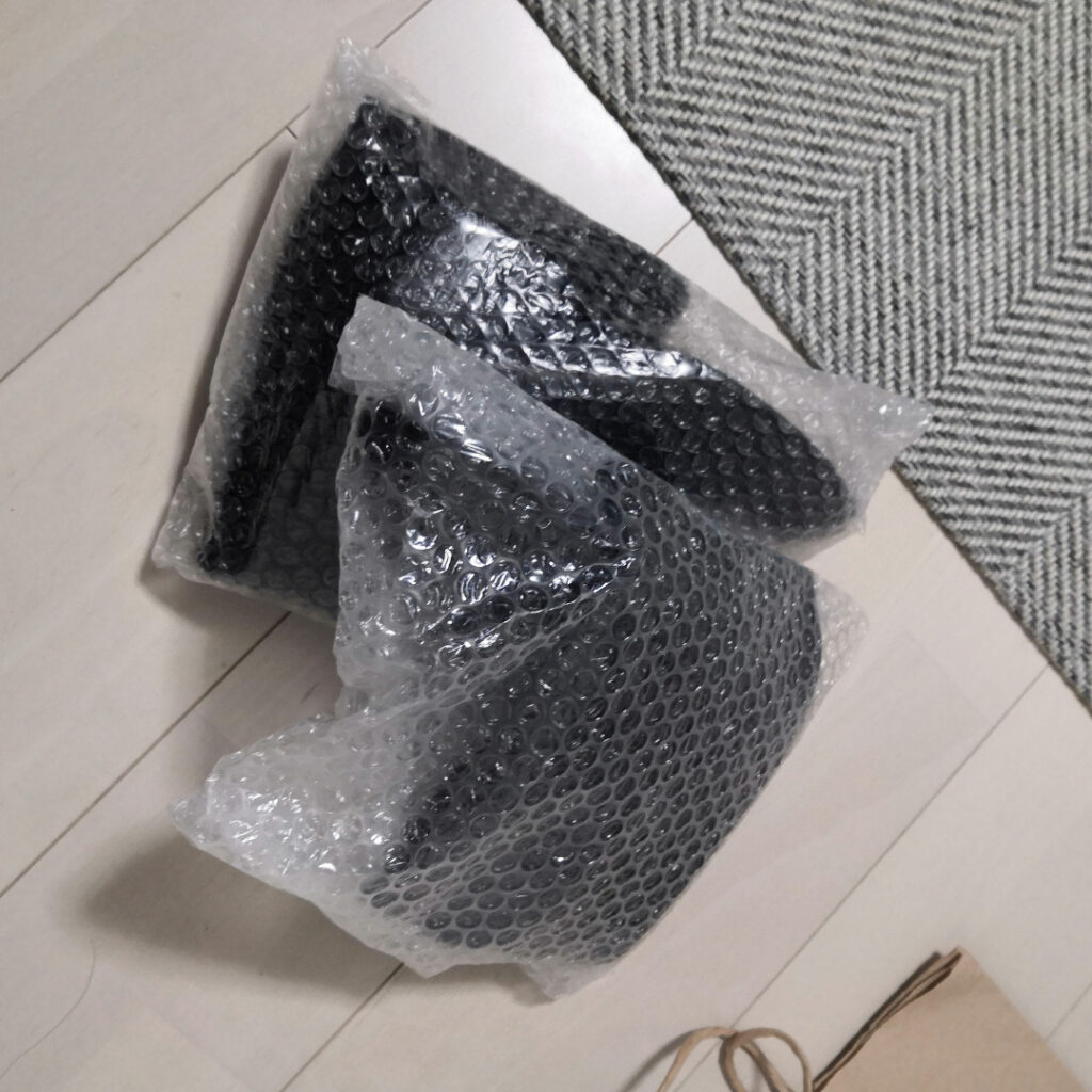 メルカリ 靴の梱包方法ガイド！箱なし・箱ありの手順や送料も解説メルカリ Column コラム