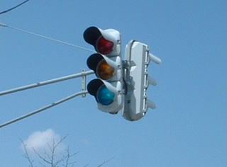 なぜ北海道や東北では「縦型信号」普及してる？ 横型が一般的ではない？ 地域差ある信号機事情とはくるまのニュース