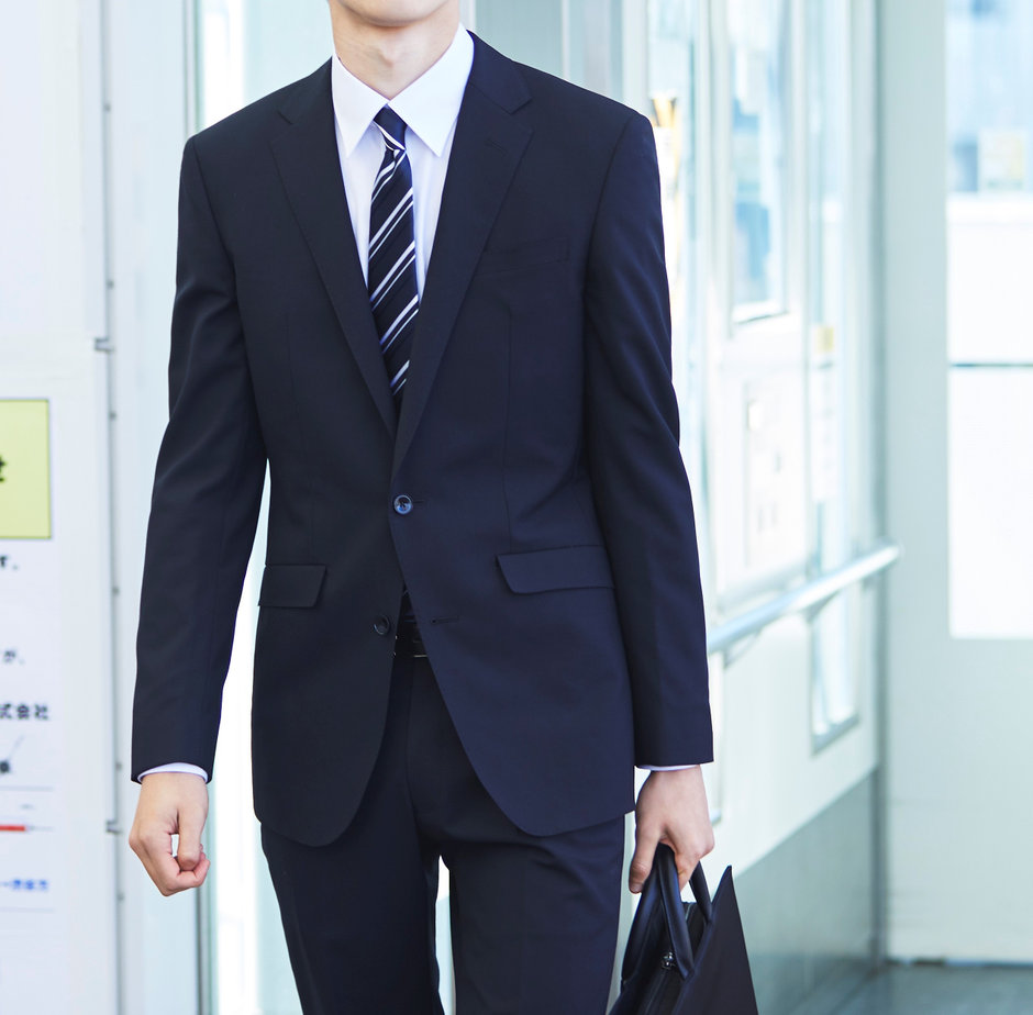 女性版 転職面接にふさわしいスーツとは？失敗しない選び方やインナー・靴・カバンなどのアイテムと着こなし例を解説 - ENJOY ORDERMAGAZINE Ladies