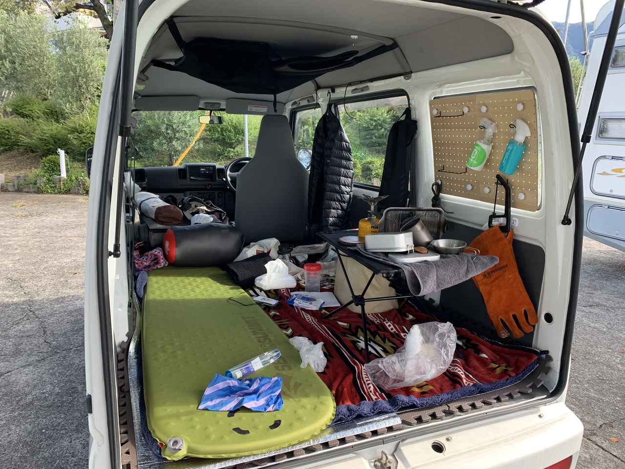 車中泊の収納アイデア5選 狭い車内で荷物の置き場を確保する方法を解説 - ハピキャンキャンプ・アウトドア情報メディア
