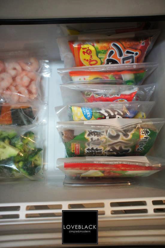 セリア のグッズで冷凍庫の中をすっきり整理！ポイントは立てる・仕切る収納。 - レタスクラブ