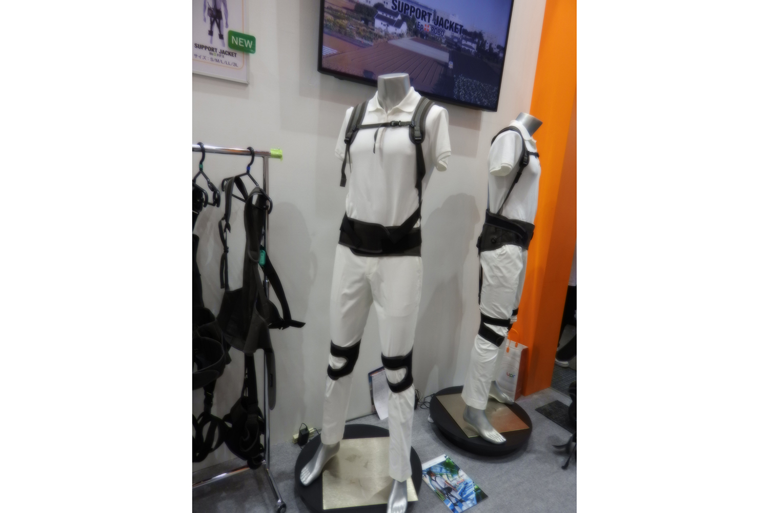 トラックの前に並ぶ作業服を着たミドルとシニアの男性達 - No: 23350243写真素材なら「写真AC」無料 フリー ダウンロードOK